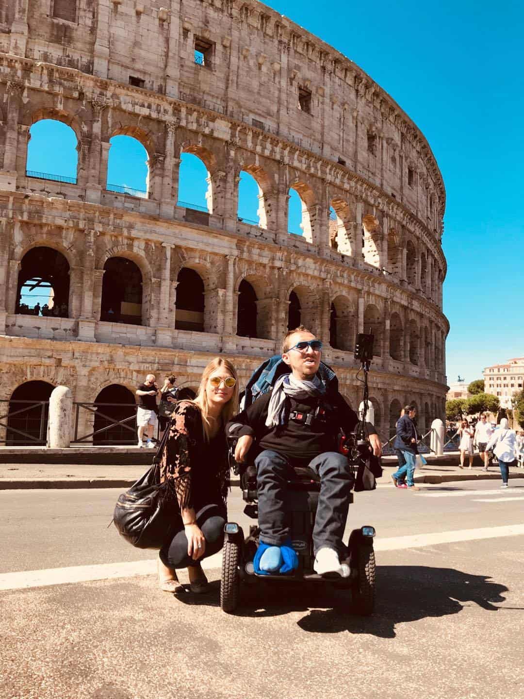 Les Voyageurs Solidaires Une Solution D Accompagnement Solidaire Yoola Agence Leader Des Voyages Accessibles Aux Personnes Handicapees A Paris Londres Barcelone Amsterdam New York Londres Usa Rio Tokyo